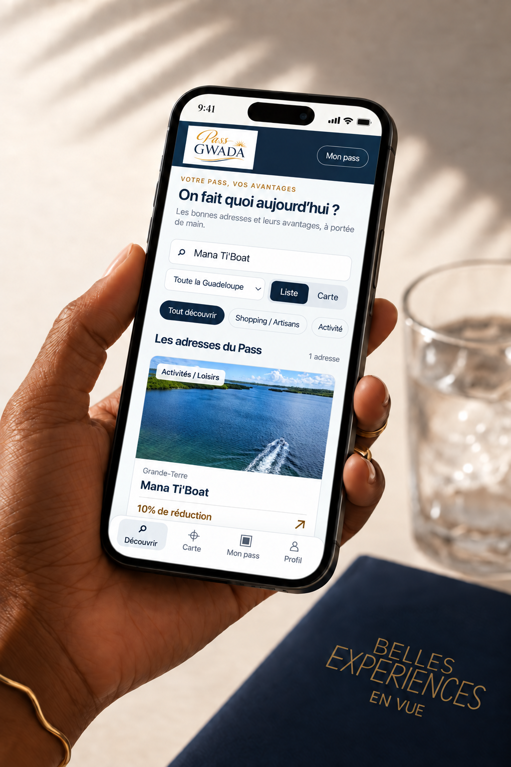 Application PassGwada ouverte sur un iPhone avec les partenaires et leurs avantages